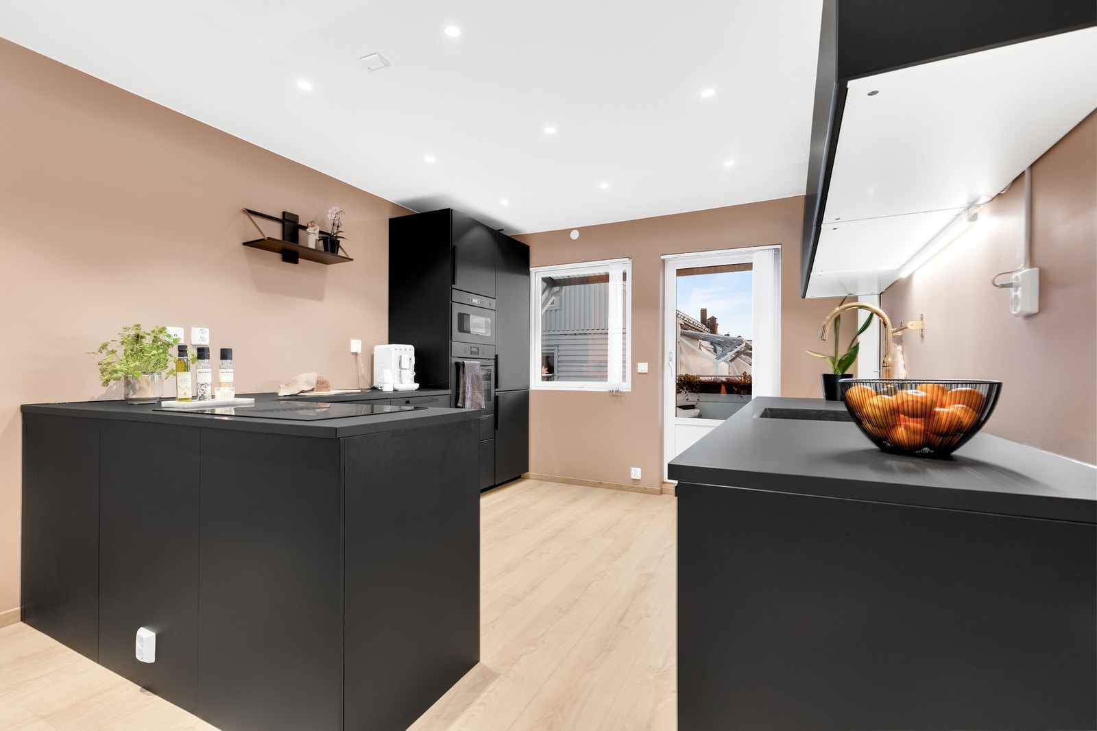 Romslig og stilrent kjøkken med funksjonell utforming. Galleribilde