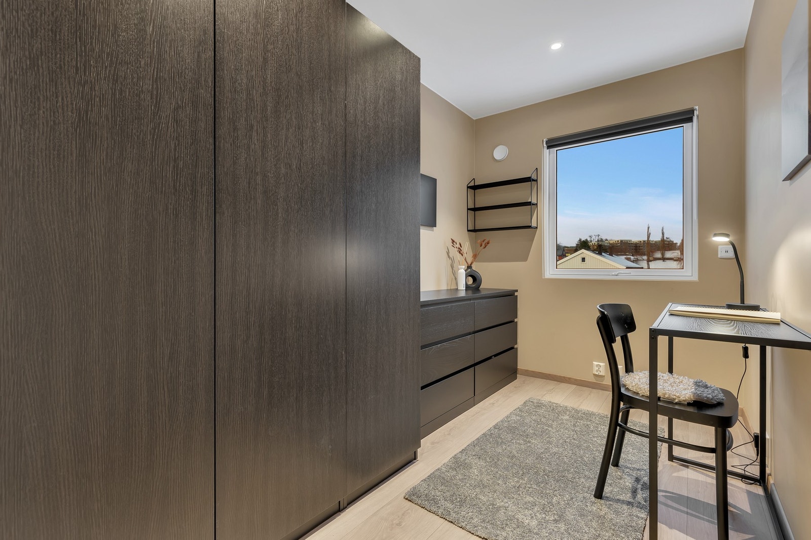 Leilighetens minste soverom er 6,5 kvm og passer ypperlig både som barnerom, gjesterom eller kontor. Galleribilde