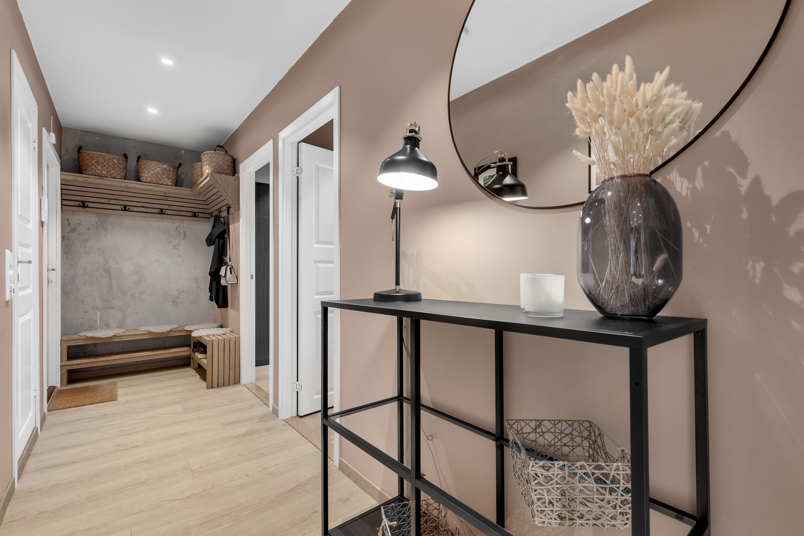 Innbydende entré med god plass til sko og yttertøy. Leiligheten disponerer også to boder i kjeller og én på loftet. Galleribilde