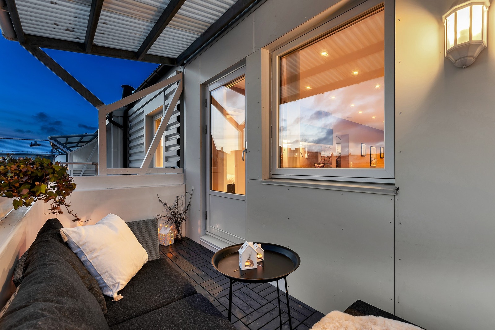 Fra kjøkkenet er det direkte utgang til en sørvendt, overbygd balkong på 5,5 kvm. Galleribilde