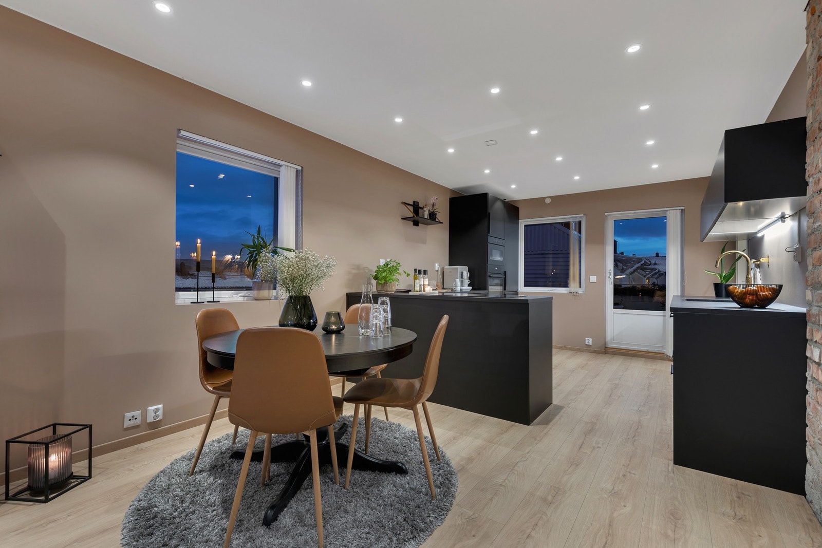 EiendomsMegler 1 ved Christian Aa har gleden av å presentere en påkostet 4-roms topp- og endeleilighet på Hallset! Galleribilde