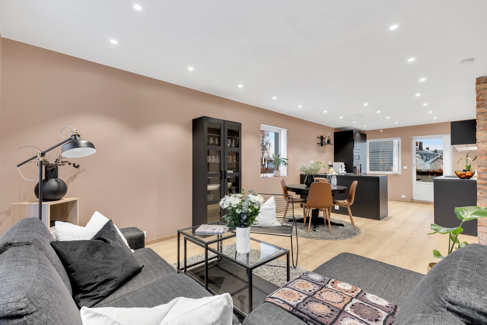 Leiligheten holder høy standard med TG0/1 på de aller fleste punkter, og har svært smakfulle farge- og materialvalg. Galleribilde