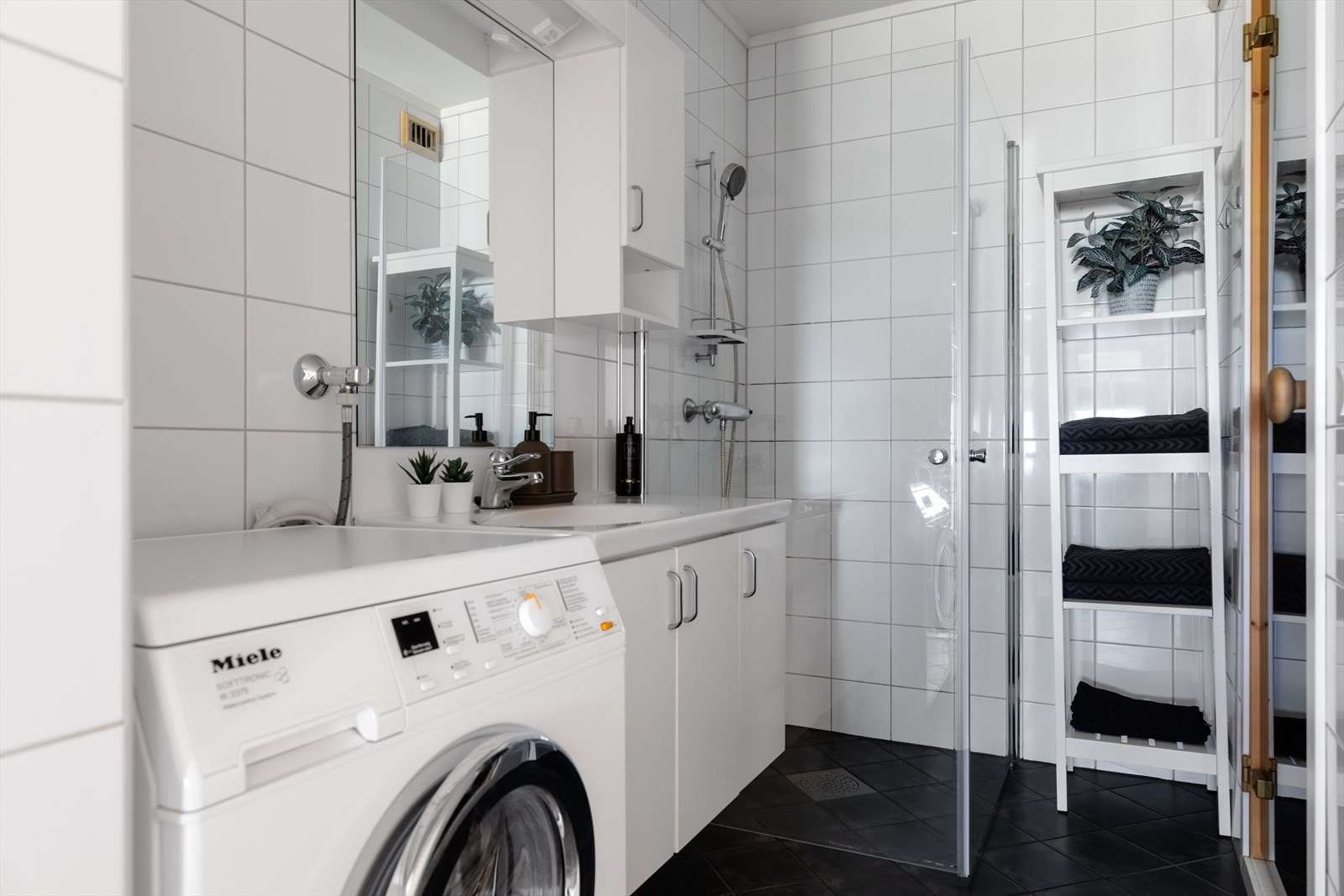 Bad med badstue og opplegg for vaskemaskin. Galleribilde