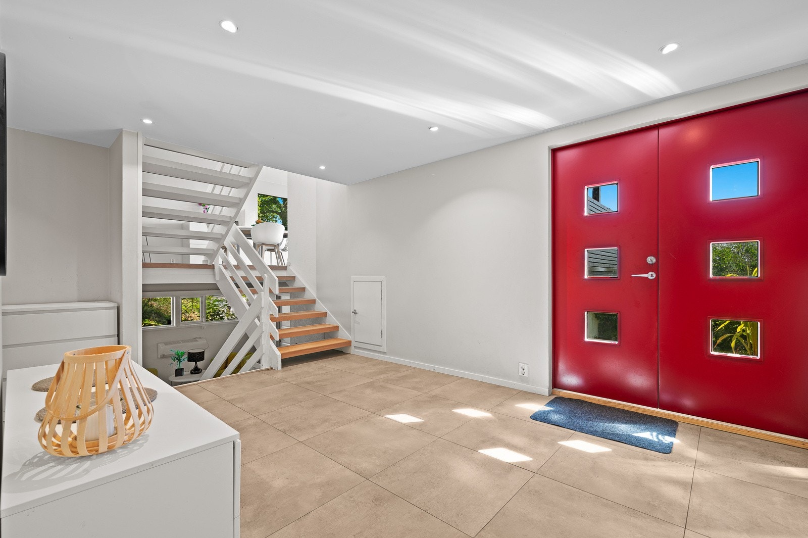 Romslig hall med flott garderobe Galleribilde