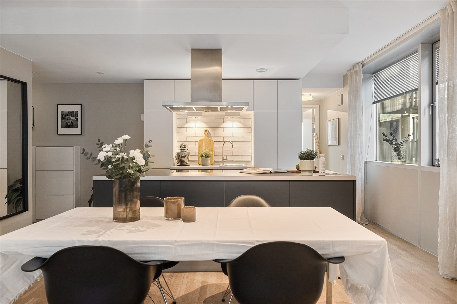 Ved kjøkkenet er det god plass til stort spisebord. Galleribilde