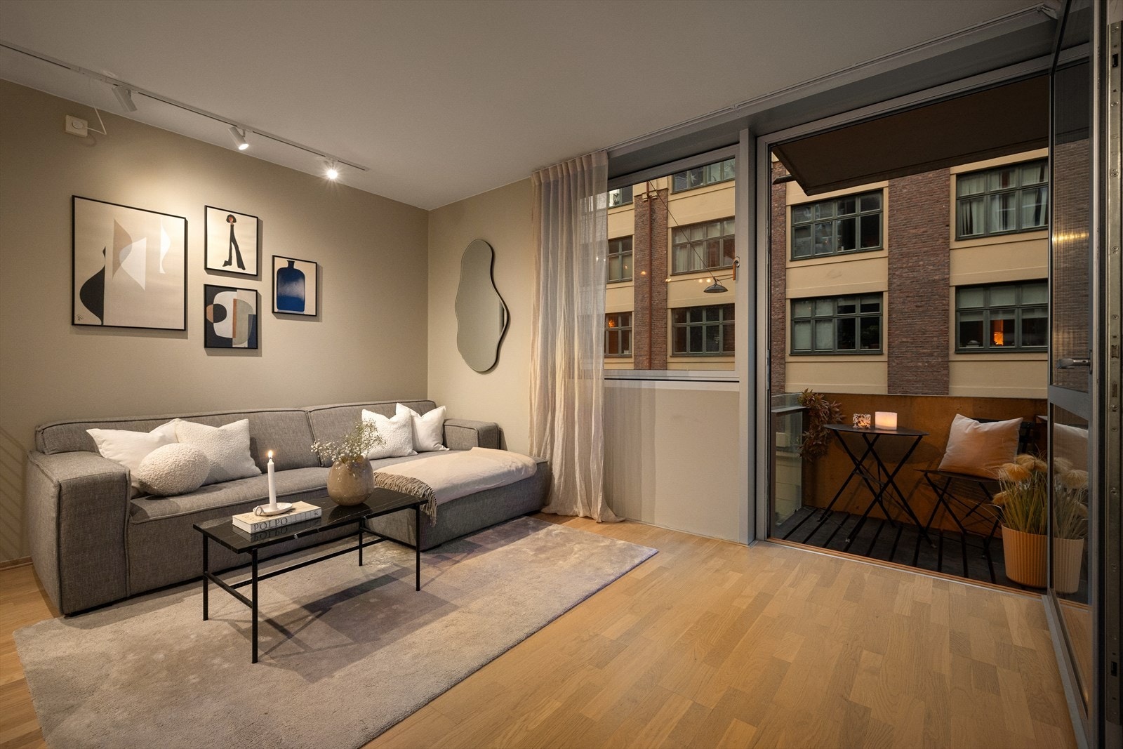 En moderne, gjennomgående og attraktiv 4-roms selveier i populære Waldemars hage. Galleribilde