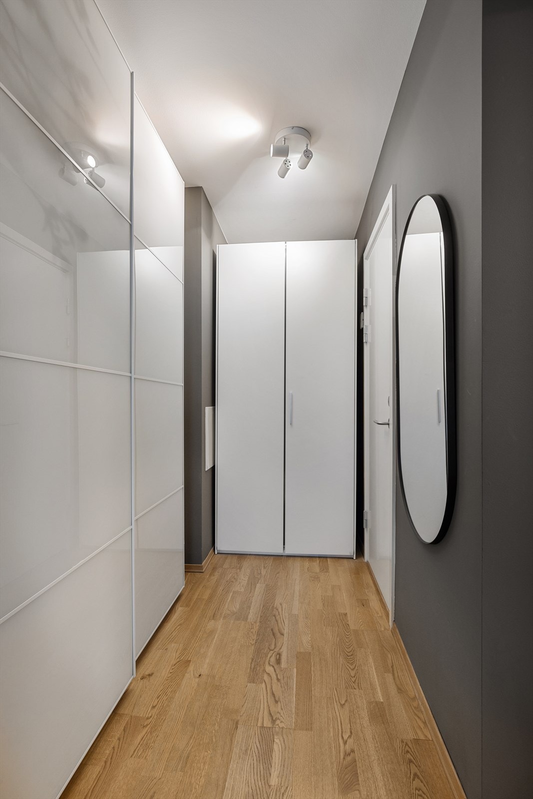 Det er godt med lagringsplass i skyvedørsgarderobe og garderobeskap. Galleribilde