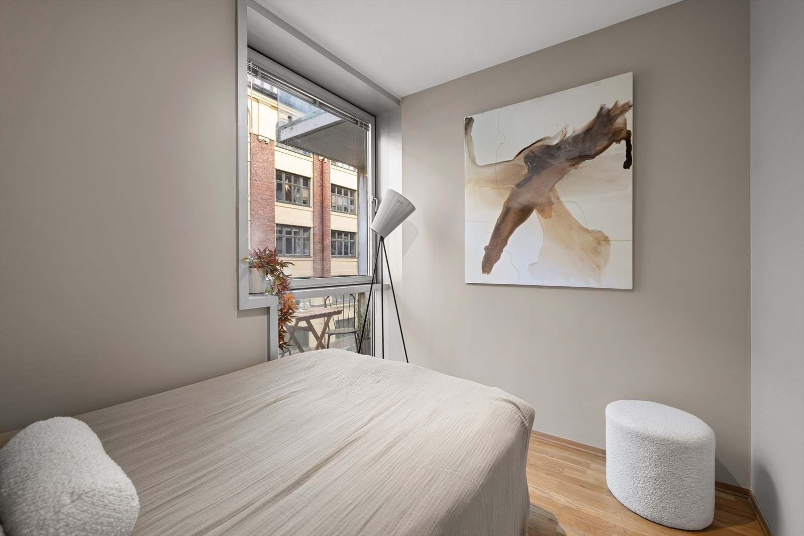 Stort vindu sikrer godt med lys og luft. Galleribilde