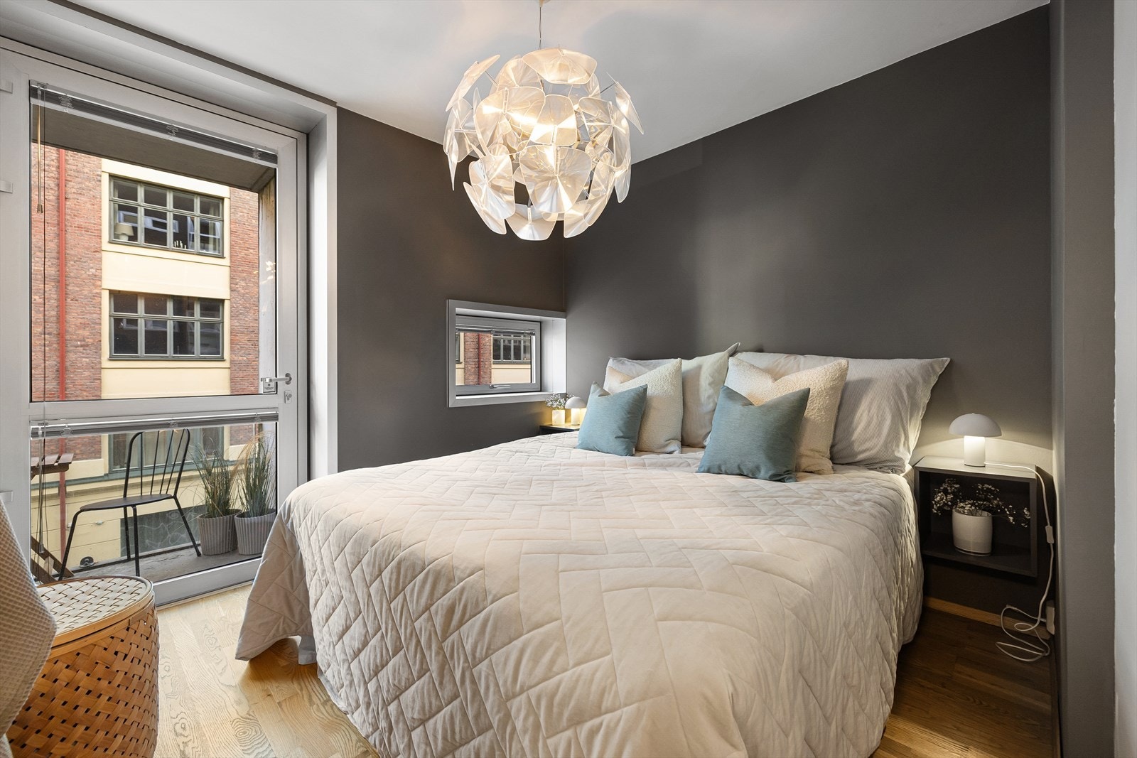 På hovedsoverommet er det god plass til dobbeltseng med tilhørende nattbord på hver side. Galleribilde