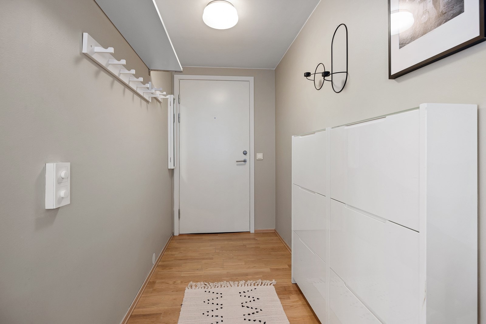 Velkommen inn! I gangen er det plass til knagger og skohylle for oppbevaring av yttertøy. Galleribilde
