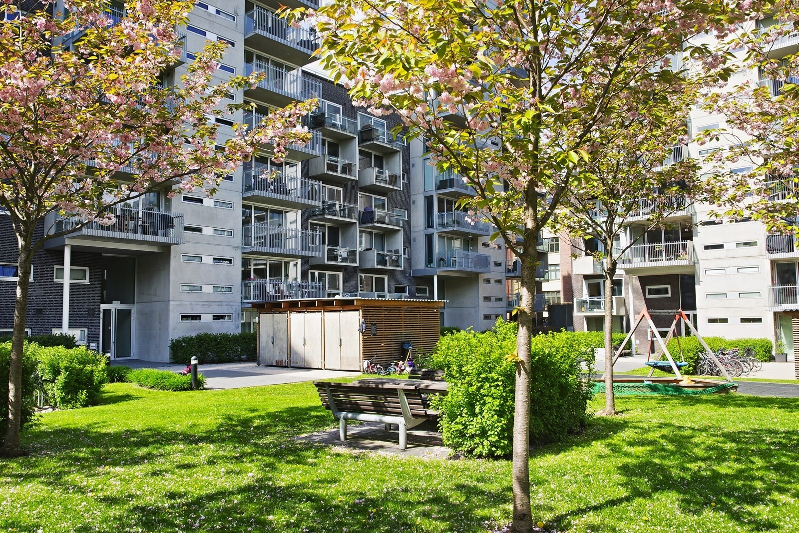 Bakgården er frodig med flere sittegrupper for beboerne. Galleribilde