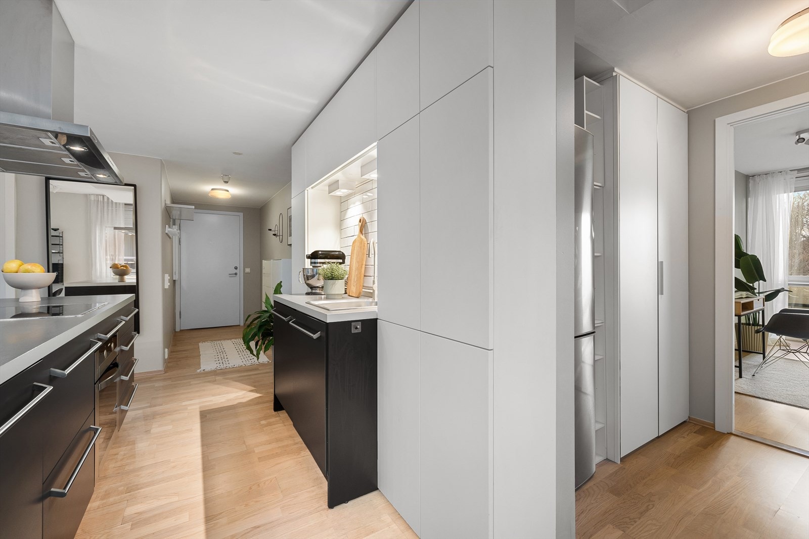 Hvitevarene er integrerte og består av oppvaskmaskin fra Samsung, induksjonsplatetopp fra Bosch, stekeovn fra Beha og takmontert avtrekksvifte fra Jetair. Galleribilde