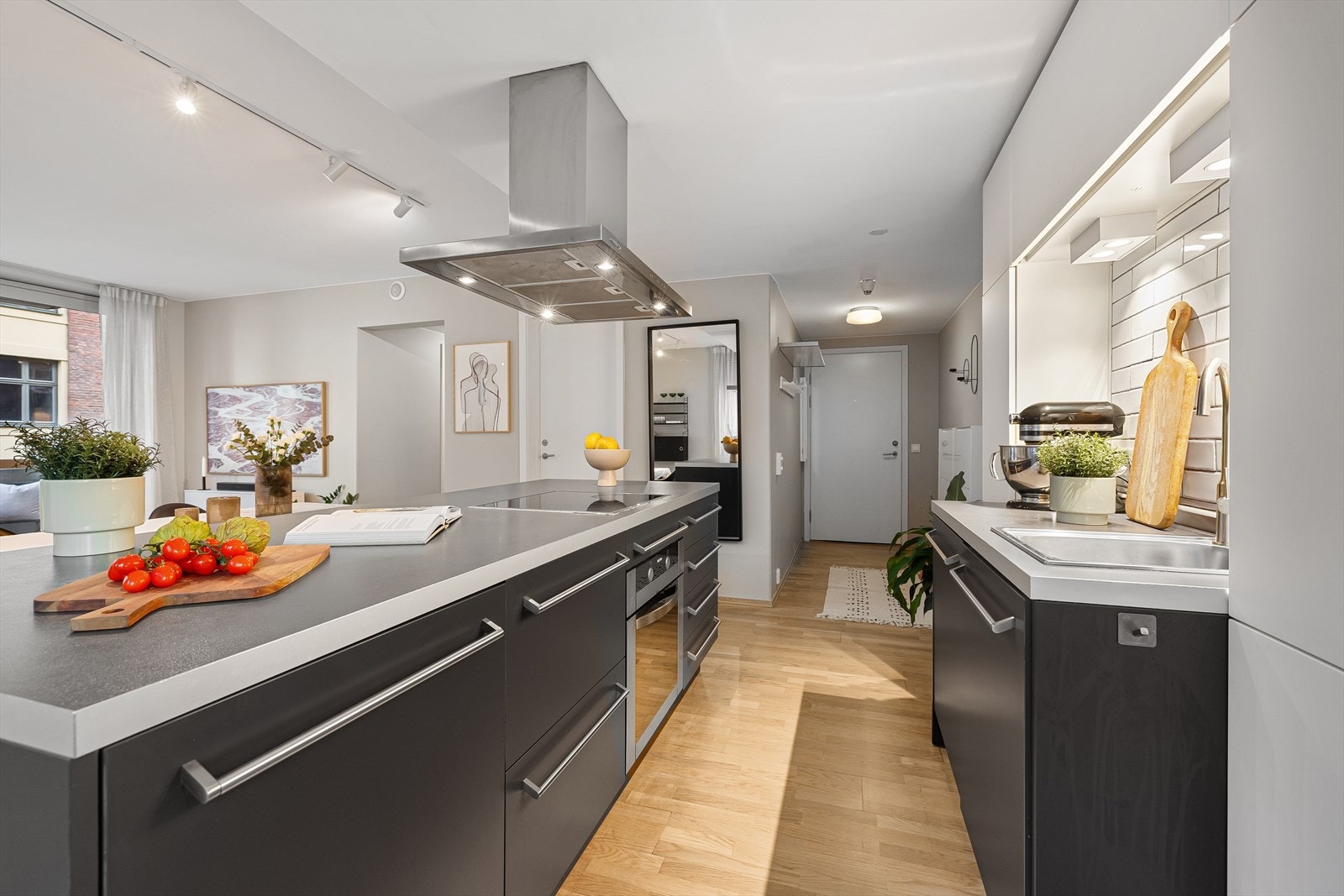 Praktisk kjøkkenøy sørger for ekstra med oppbevaring og benkeplass, samtidig som det skaper et harmonisk skille mellom stuen og kjøkkenet. Galleribilde