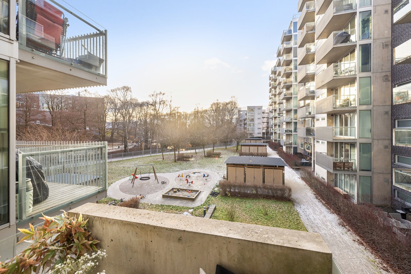 Åpent og fint utsyn mot frodig bakgård og idylliske Akerselva. Galleribilde
