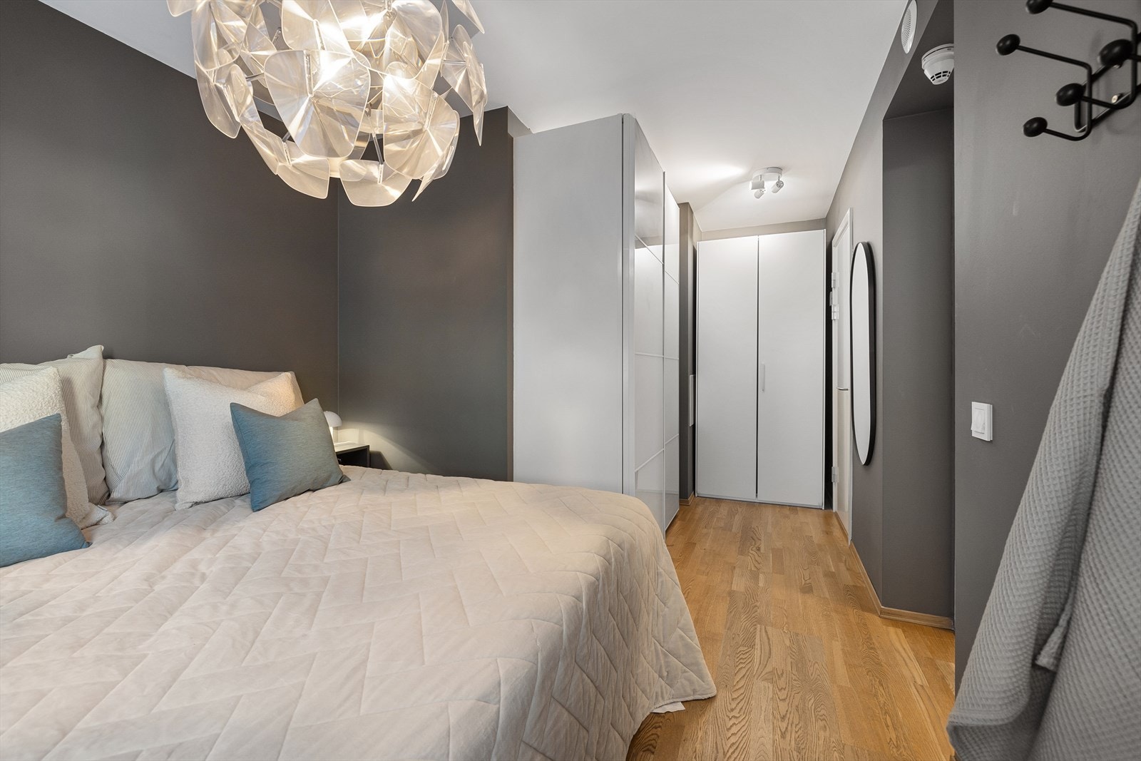 Soverommet er malt i en behagelig gråtone som passer godt med gulvet og interiøret for øvrig. Galleribilde