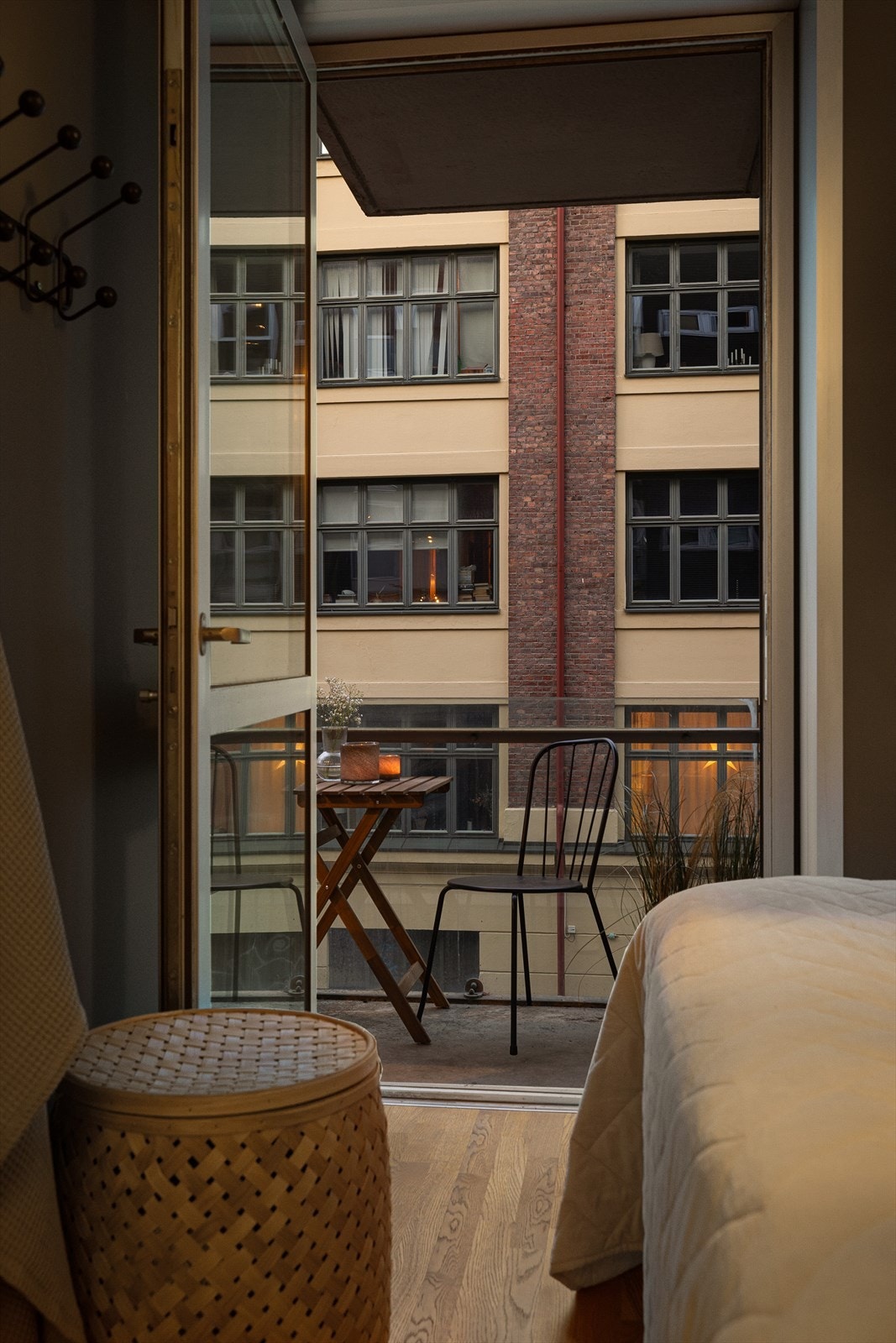 Fra soverommet er det utgang til en balkong på ca. 3,3 kvm. Galleribilde