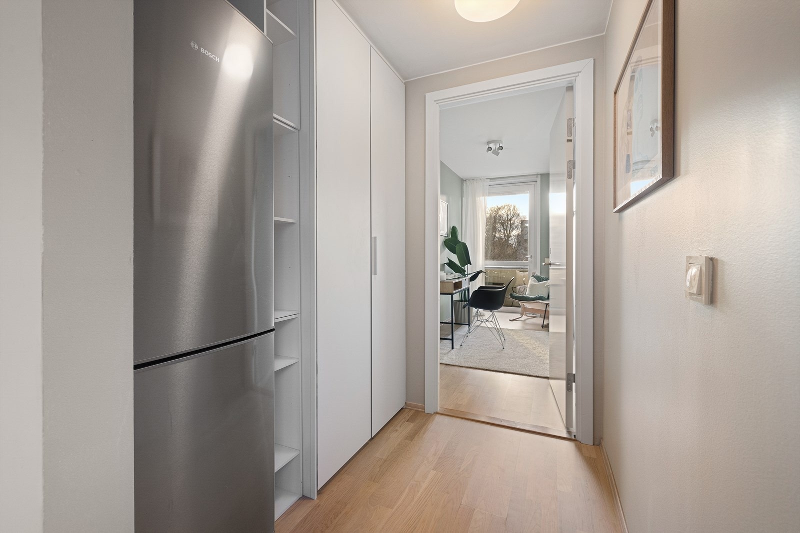 Frittstående kjøleskap og ekstra skap i mellomgang. Galleribilde