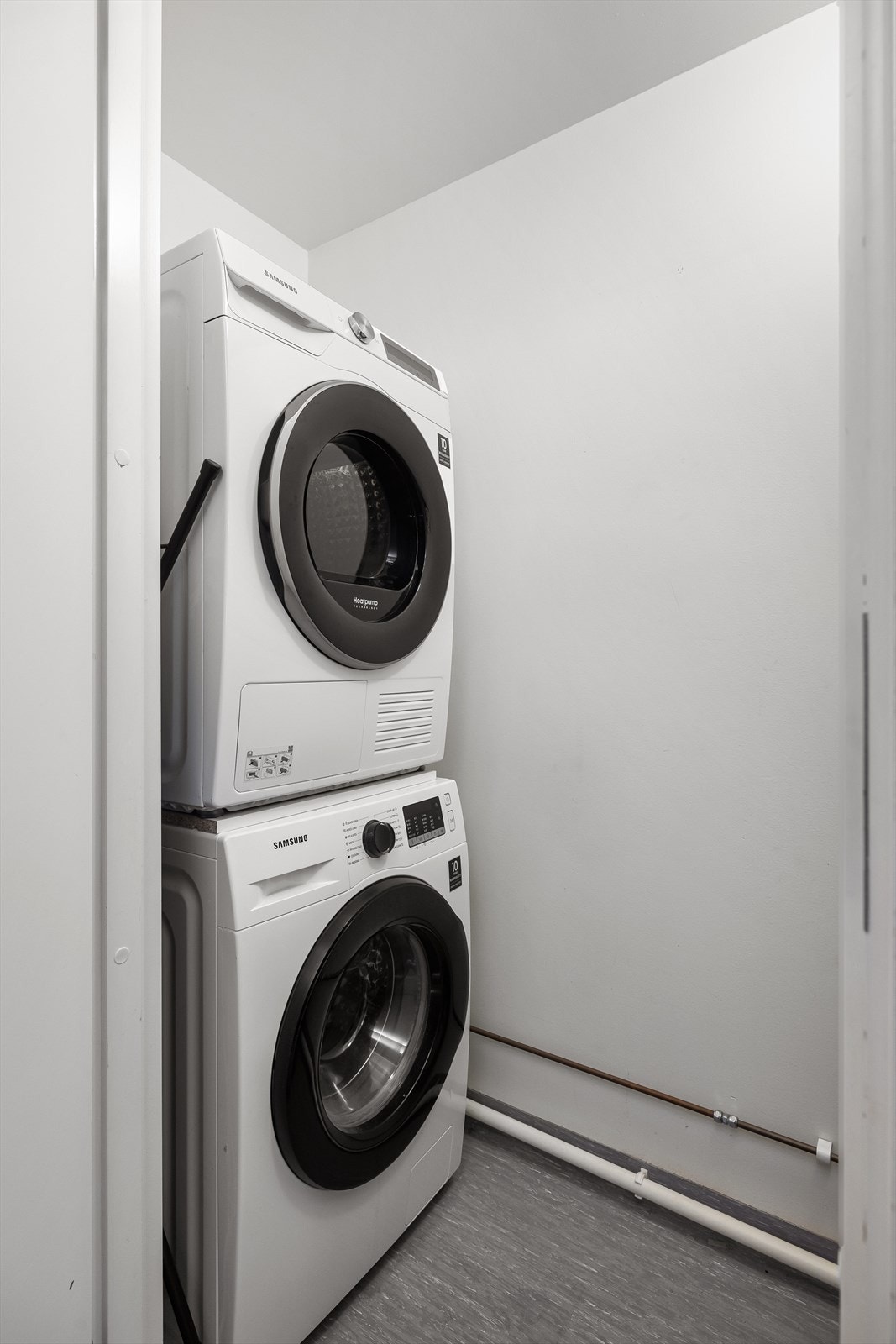 Rommet har direkte adkomst til innvendig bod med opplegg for vaskemaskin. Galleribilde