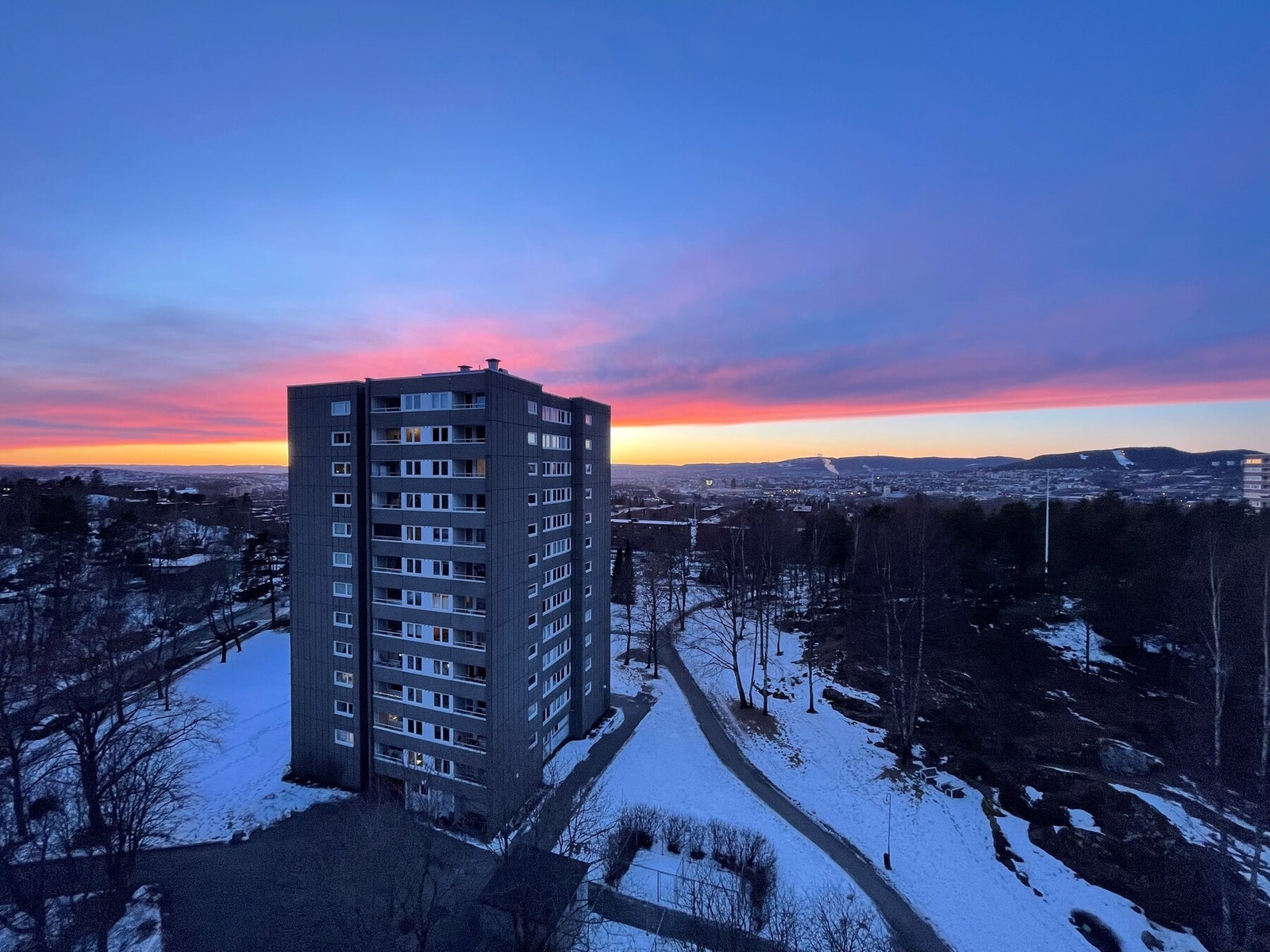 Selgers eget bilde av kveldsstemning og utsikt fra balkongen. Galleribilde