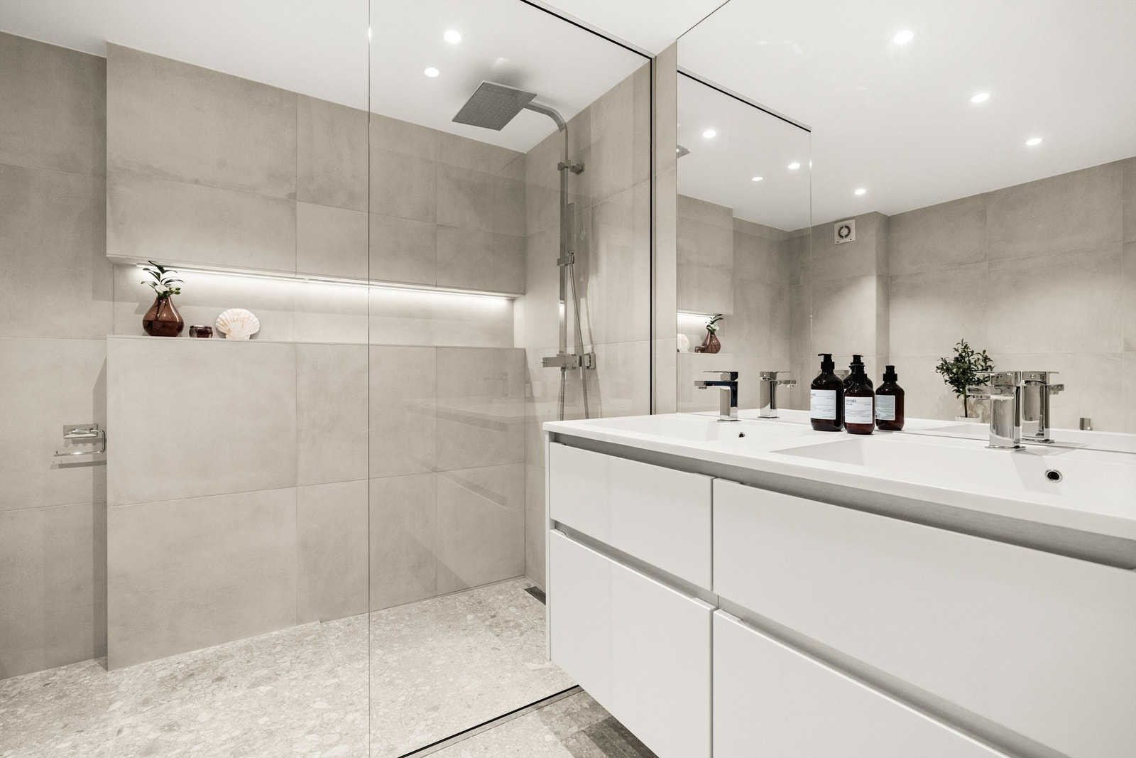 Badet har bl.a. 2 servanter, badekar og dusjnisje med glassvegg og dusjarmatur tilkoblet hånddusj og regnfallsdusj Galleribilde