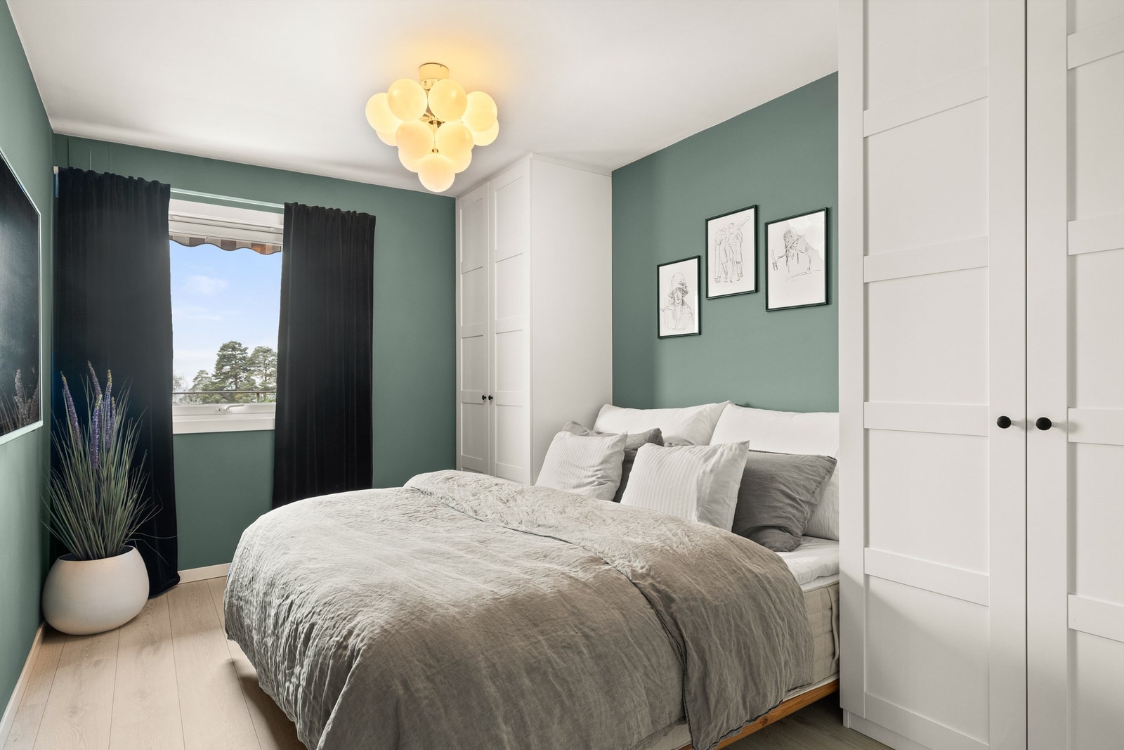 Flott hovedsoverom med utsikt, garderobeskap og eget tilliggende bad Galleribilde