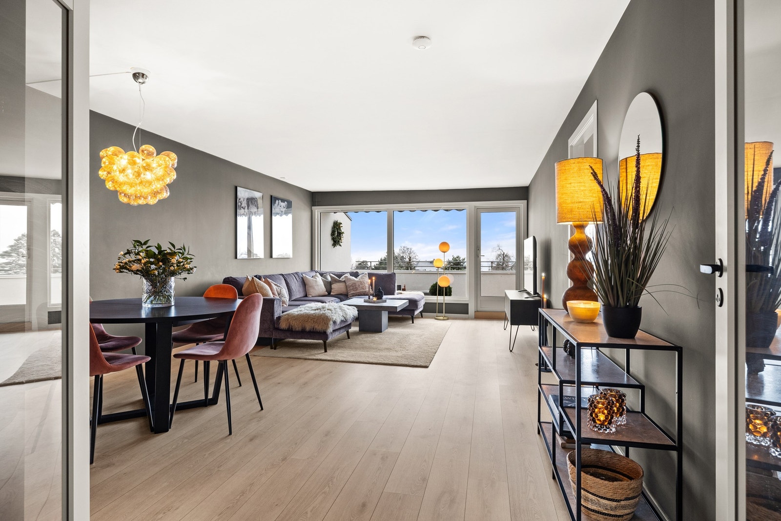 Lys og romslig stue/spisestue med god plass til både salong og spisestue Galleribilde