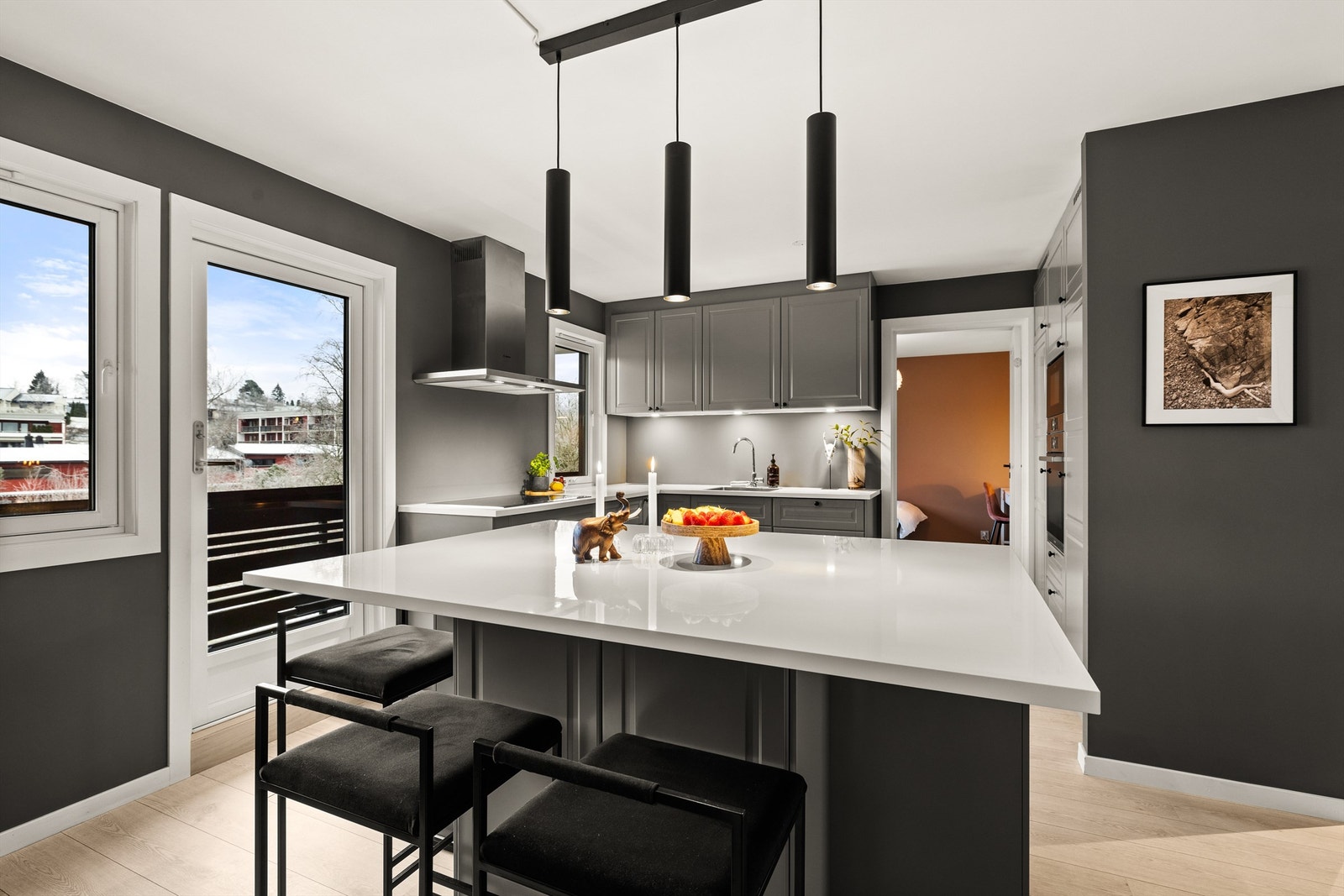 Nytt kjøkken i 2016 og utgang til balkong med morgensol Galleribilde