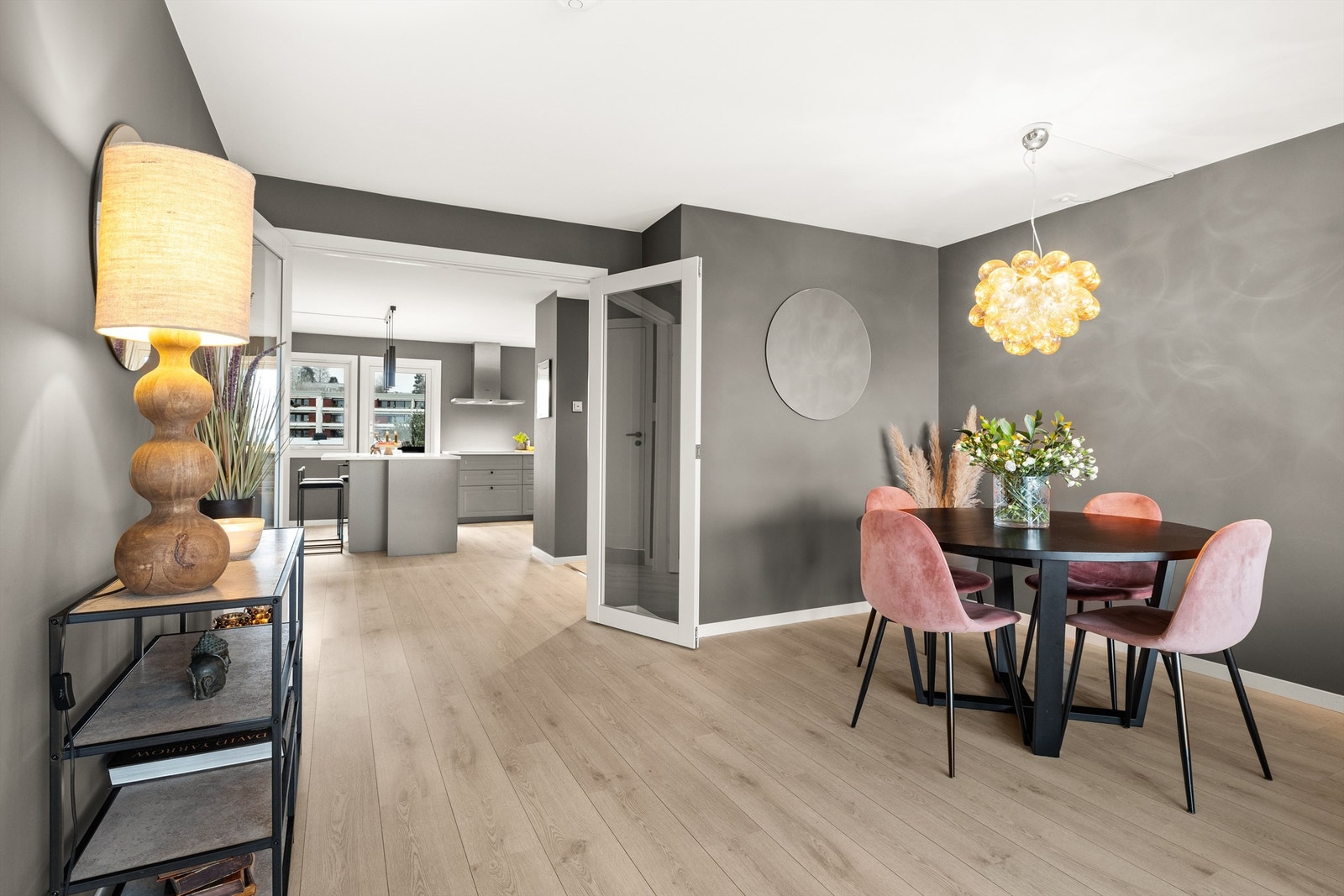 Mellom kjøkken og stue/spisestue er det to-fløyet glassdør som gir godt med gjennomlys Galleribilde