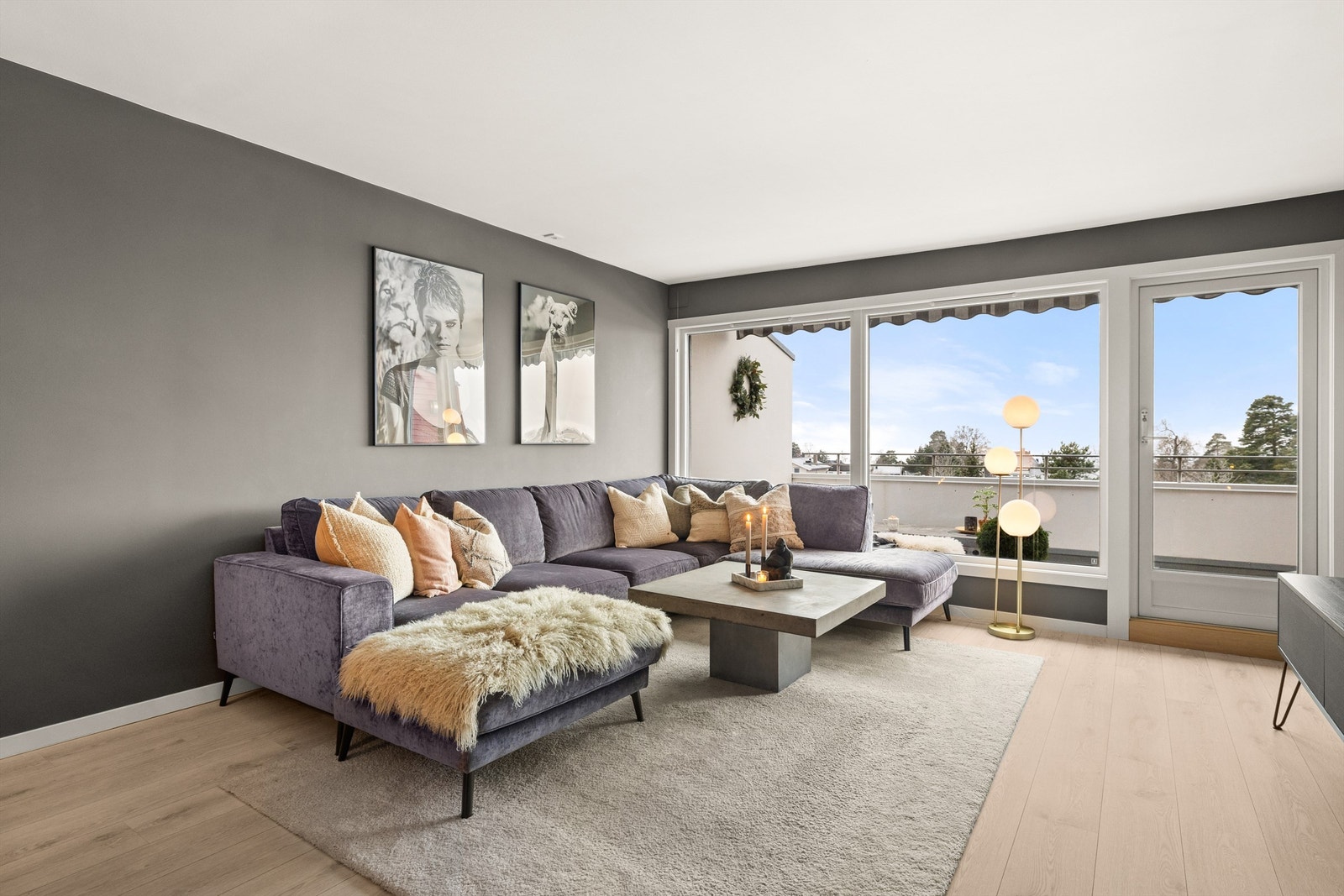 Rommet har ingen innsyn og store vindusflater mot vest som fremhever den flotte fjordutsikten Galleribilde