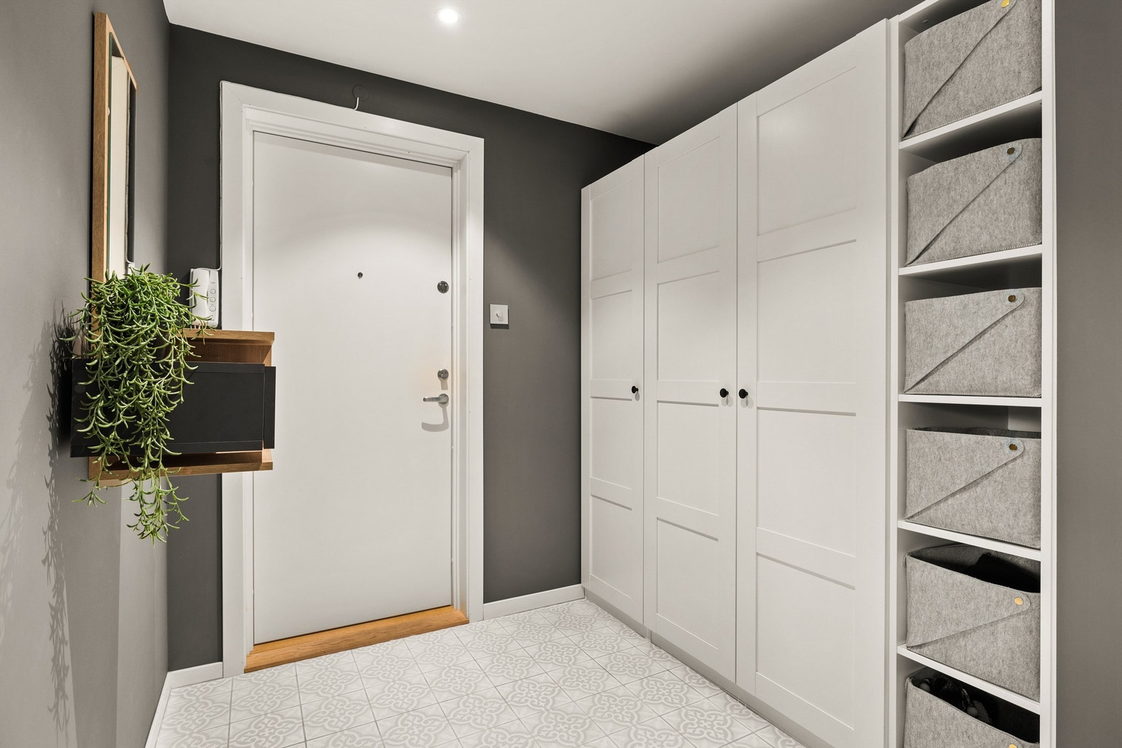 Entré med gulvfliser med varmekabler og downlights i himling. Godt med garderobeskap og hyller for oppbevaring Galleribilde