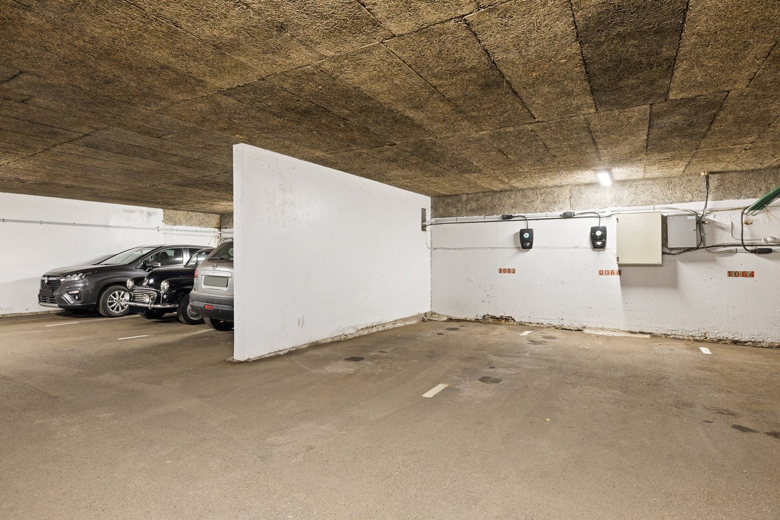 Boligen disponerer 1 garasjeplass (nr 3062) med elbillader (ny i 2022) i felles oppvarmet garasjeanlegg. Innvendig adkomst til garasjeanlegget fra leiligheten Galleribilde