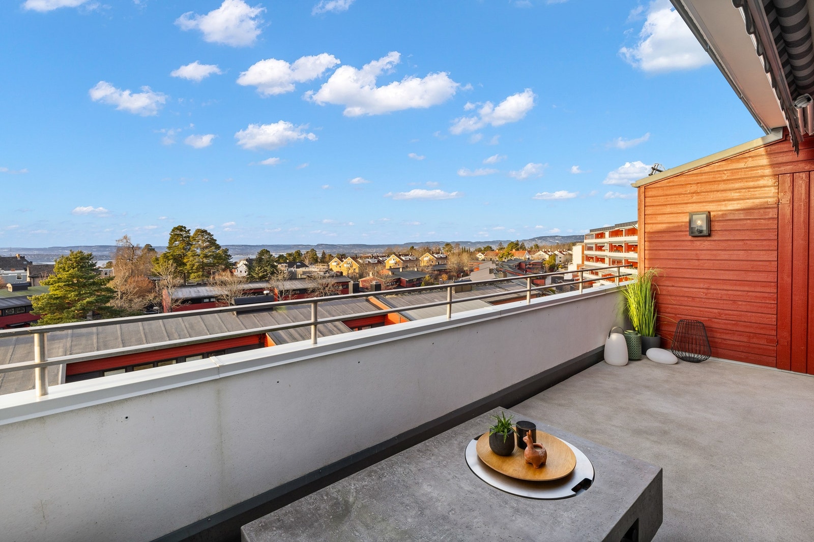 Vestvendt terrasse på ca. 13 kvm med fjordutsikt. I praktisk tilknytning til terrassen ligger en ekstra bod på ca. 2 kvm Galleribilde