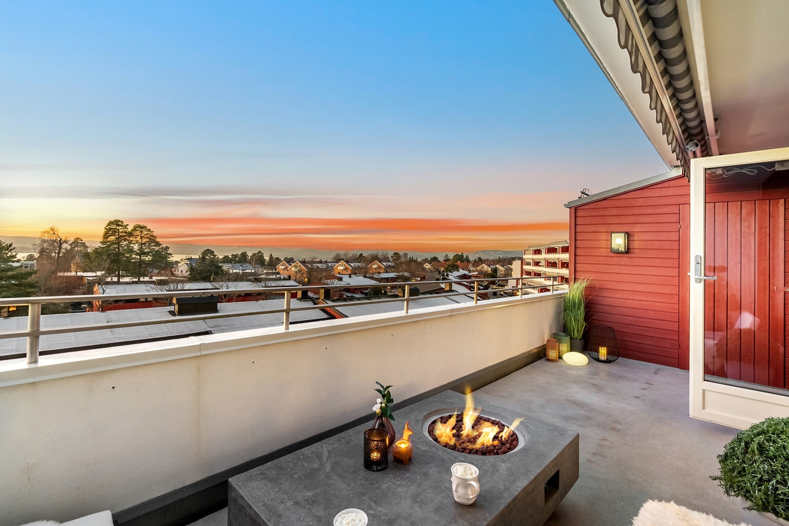 Vestvendt og solrik terrasse med flott utsikt Galleribilde