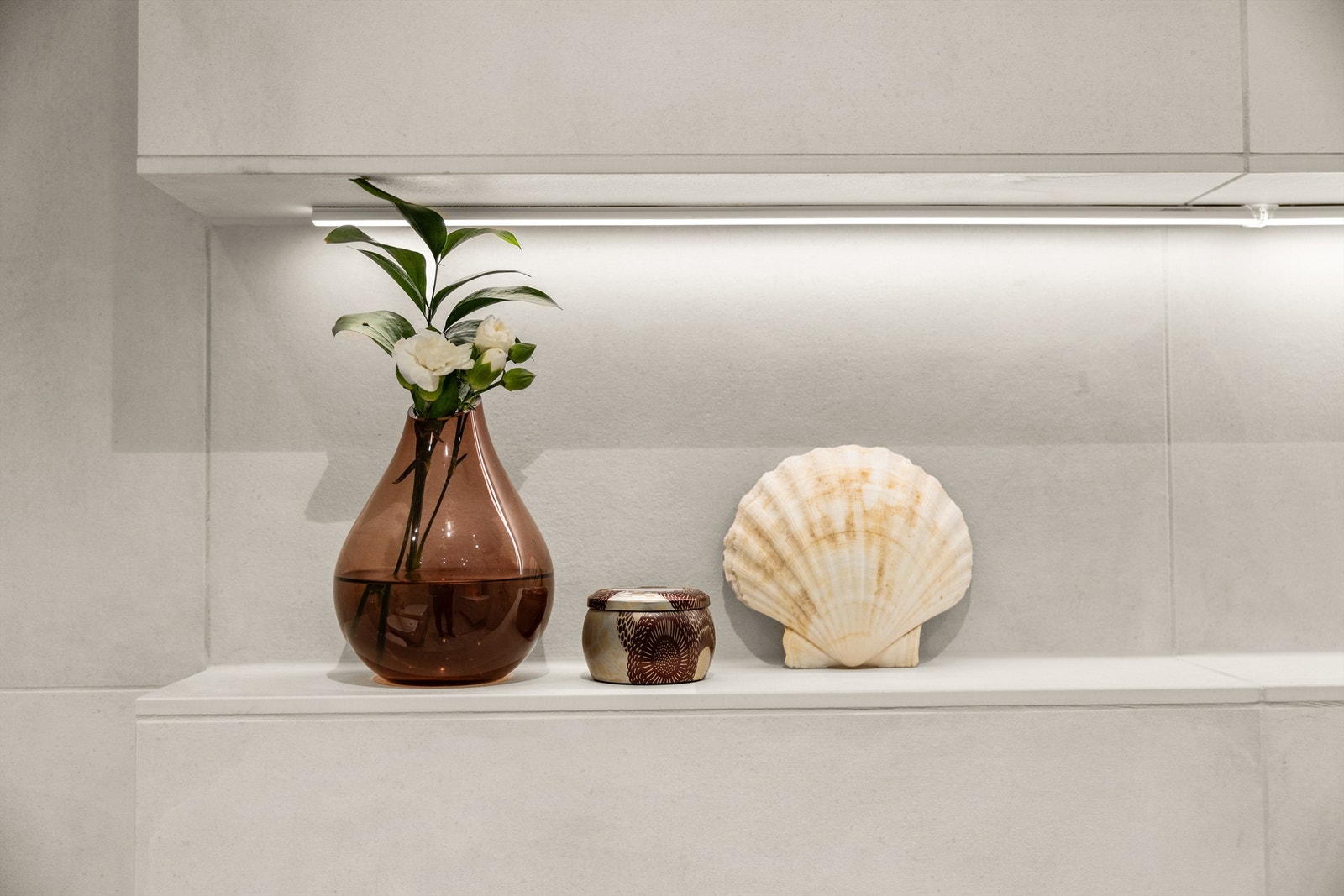 Integrert hylle med belysning i dusjsonen Galleribilde