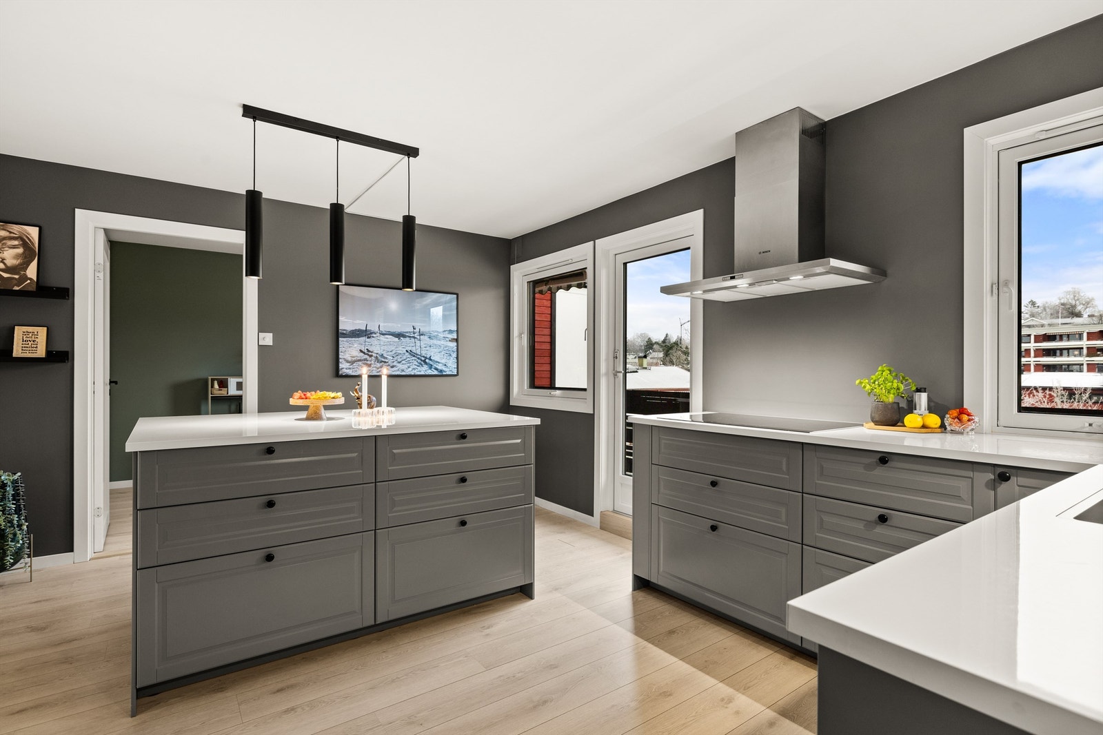 Pent kjøkken fra 2016 med rikelig med skap- og benkeplass. Utgang til balkong med morgensol Galleribilde