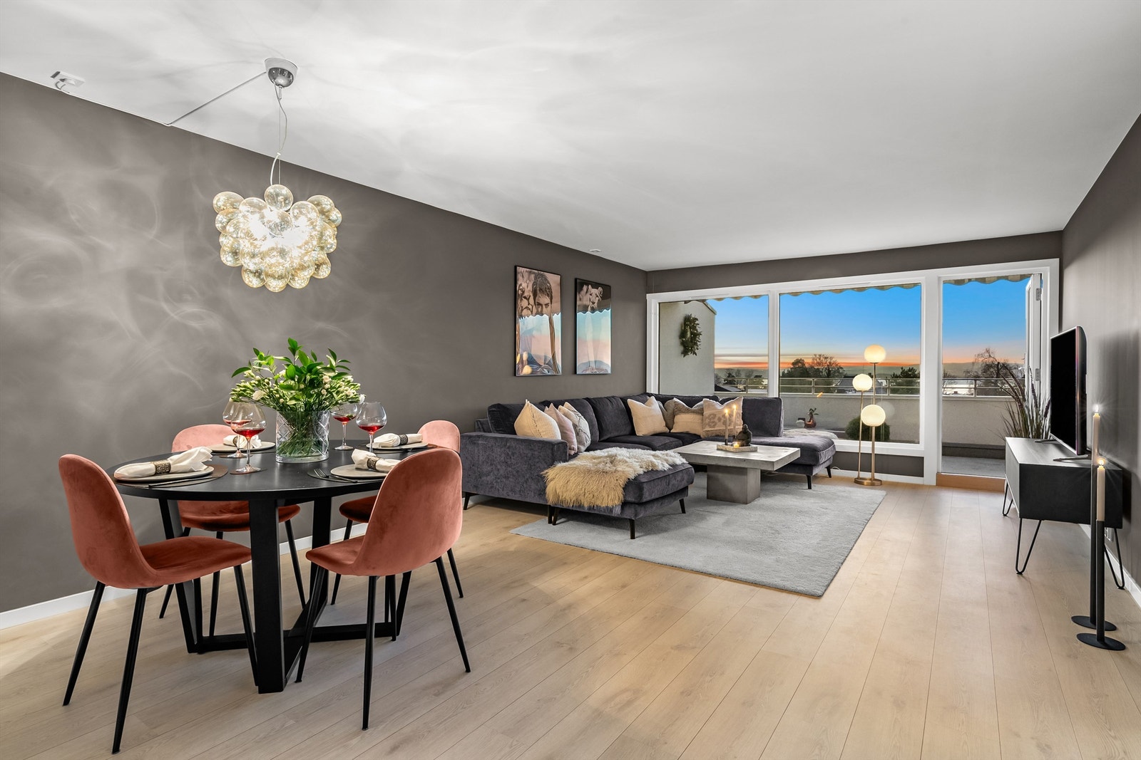 Velkommen til Ivar Knutsons vei 46 - Lekker toppleilighet (kun 2 trapper opp) | Stor vestvendt terrasse | Fjordutsikt | 2 bad | Garasje med elbillader Galleribilde