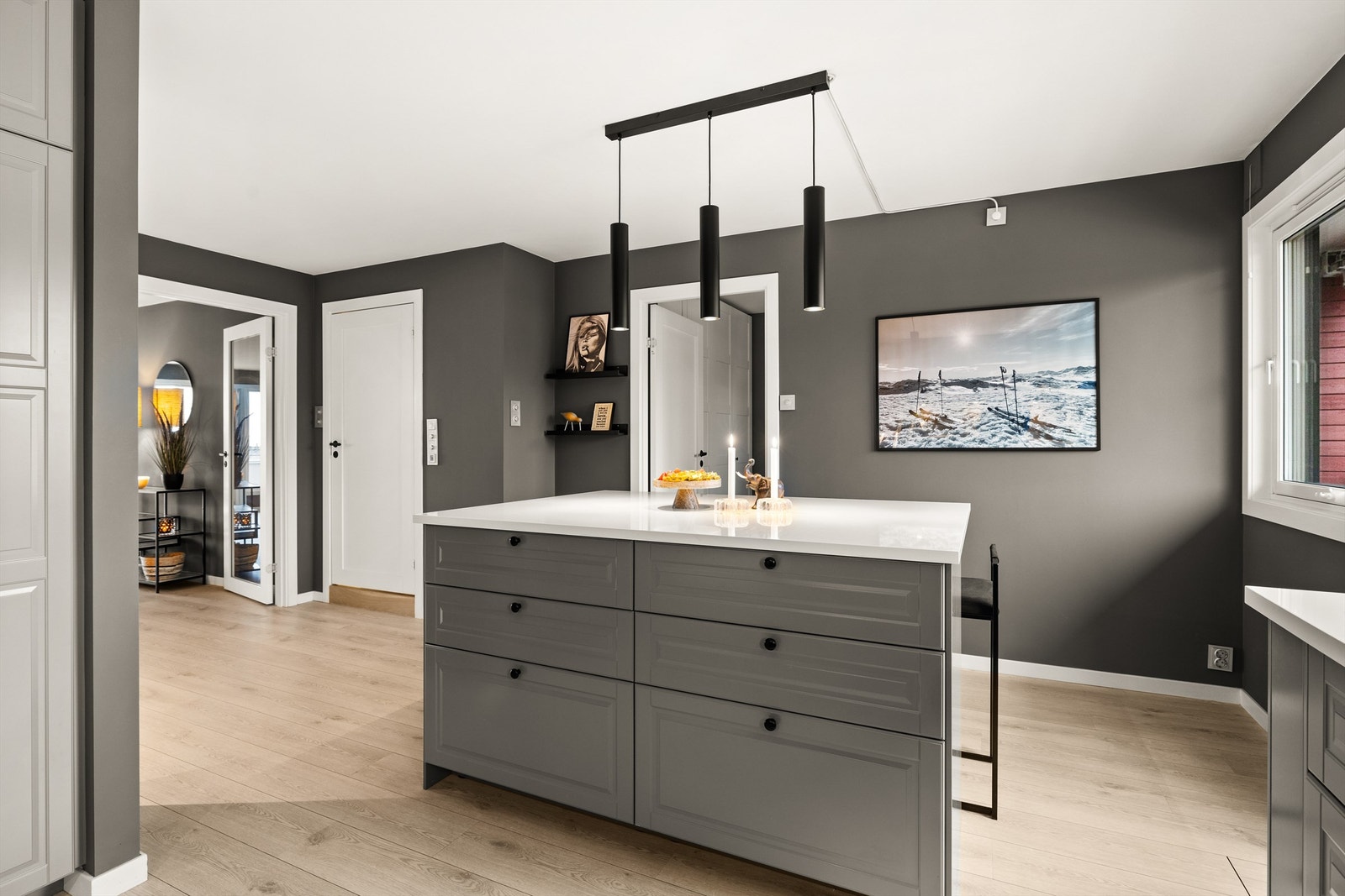 Praktisk kjøkkenøy med spiseplasser i barløsning Galleribilde