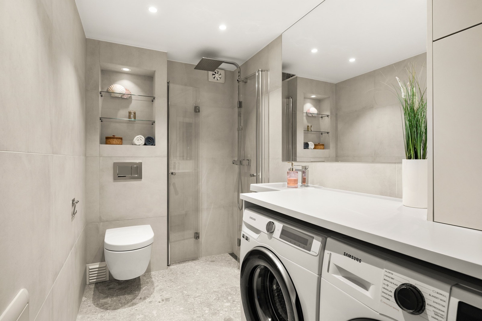 Bad 2: Lekkert flislagt bad som ble renovert i 2019. Opplegg for både vaskemaskin og tørketrommel under benkeplaten Galleribilde