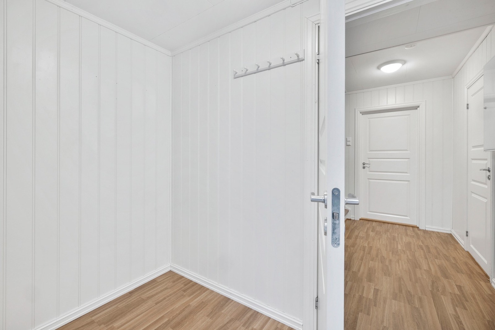 Romslig gang/entré med god plass til oppheng av yttertøy og sko Galleribilde