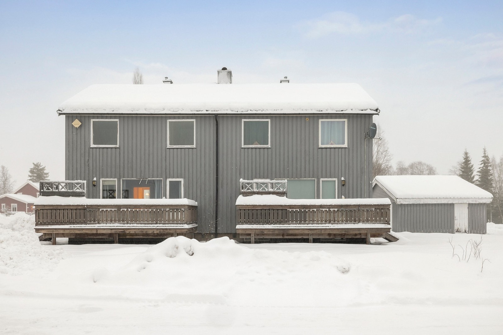 Eiendommen har adkomst via privat vei med parkering i dobbelgarasje og på egen tomt. Galleribilde