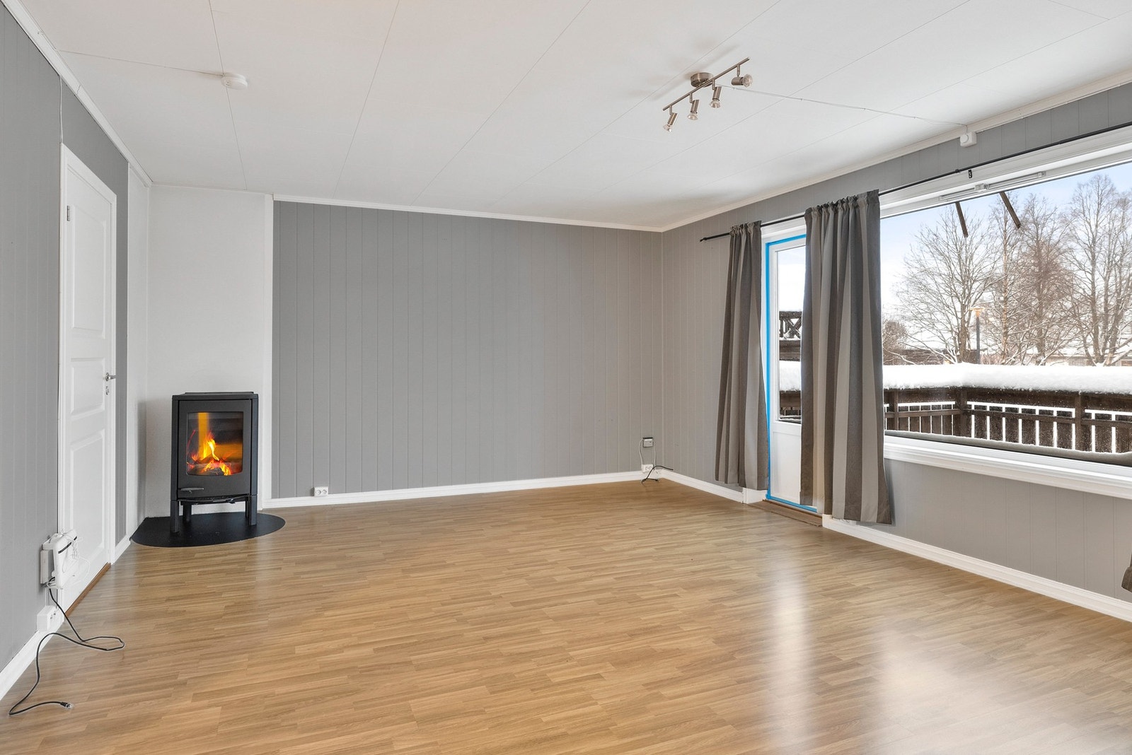 Romslig stue med gode møbleringsmuligheter Galleribilde