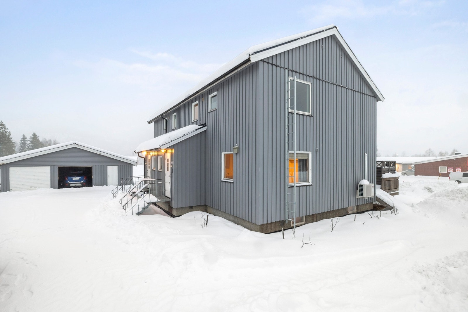 Velkommen til en hel tomannsbolig som er inndelt i 2 leiligheter Galleribilde