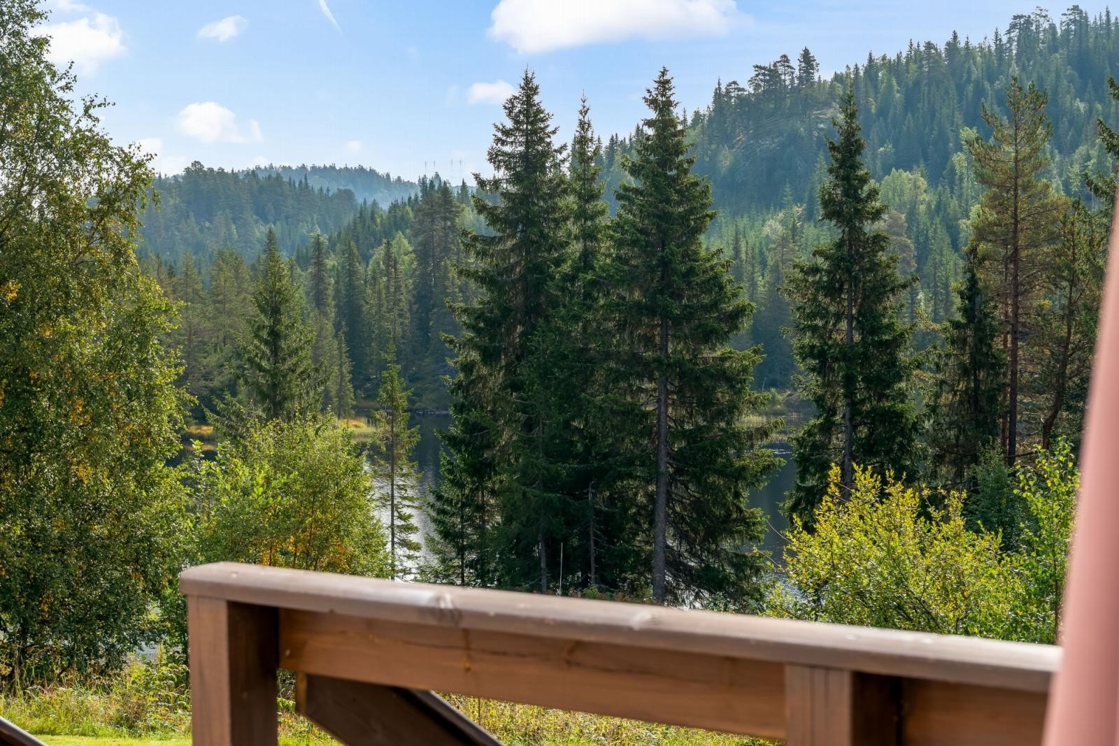 Utsikt ned til vannet "Kyrkjehylen" Galleribilde