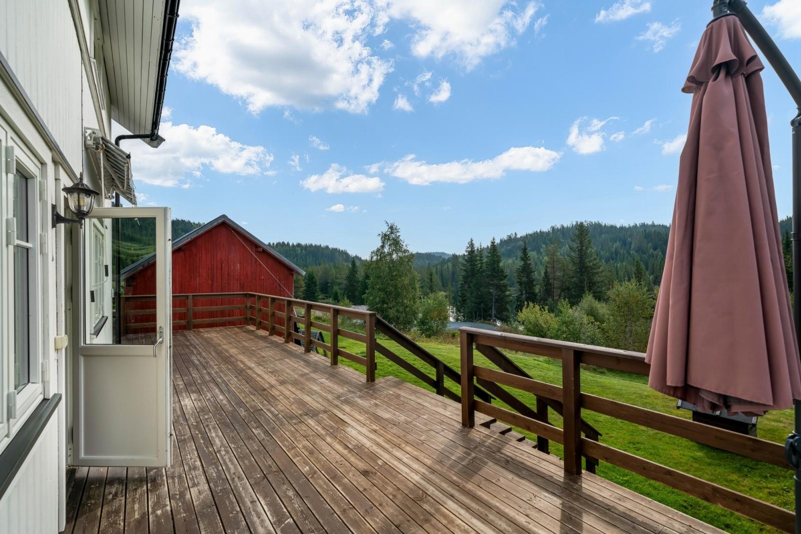 Stor terrasse på vestsida mot vann og villmark Galleribilde