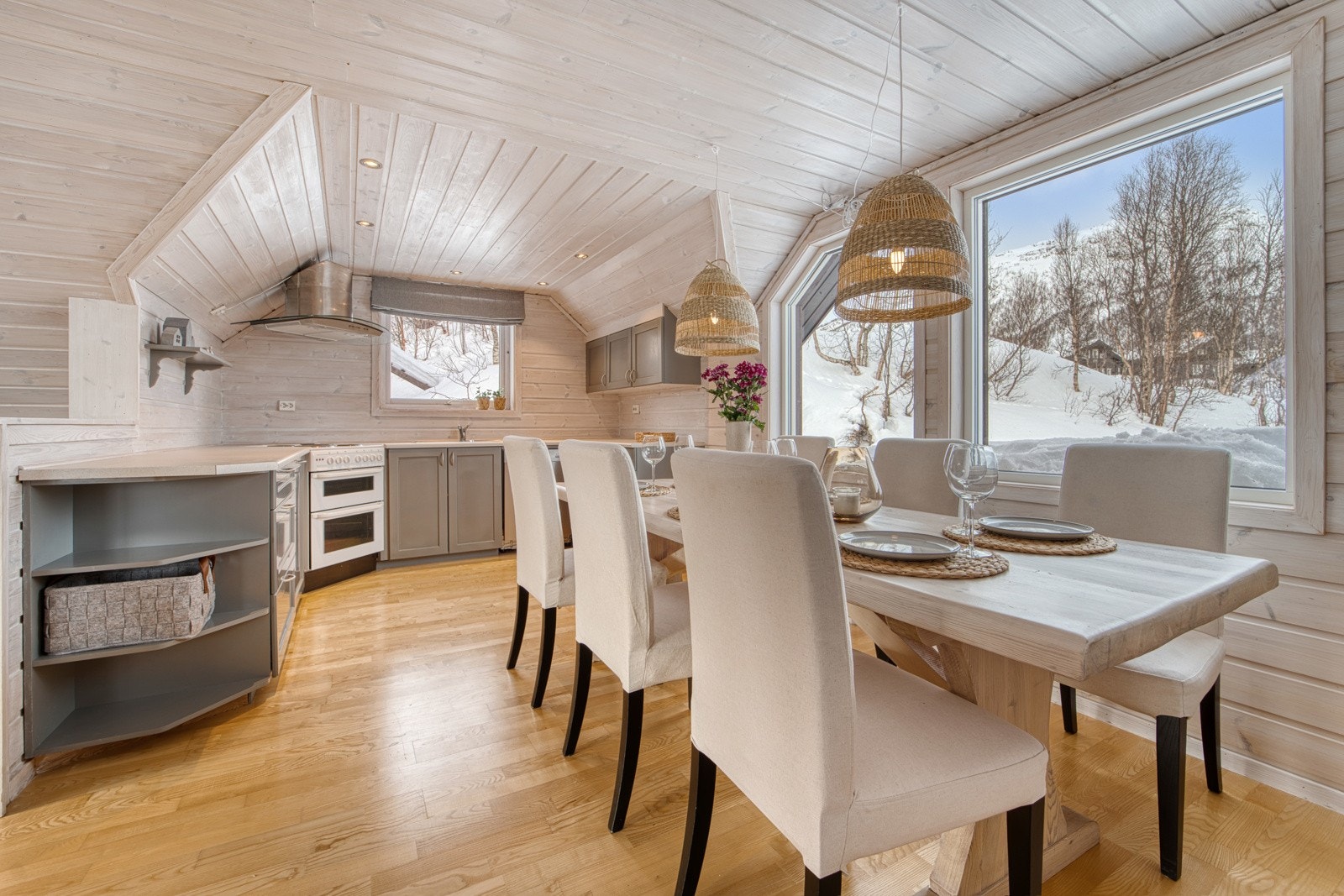 Kjøkken med utsikt opp mot Nos / Alpinanlegget. Galleribilde