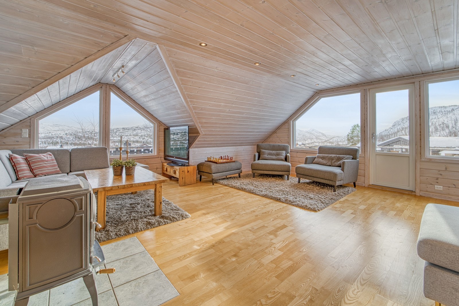 Store vindusflater med flott utsikt. Galleribilde