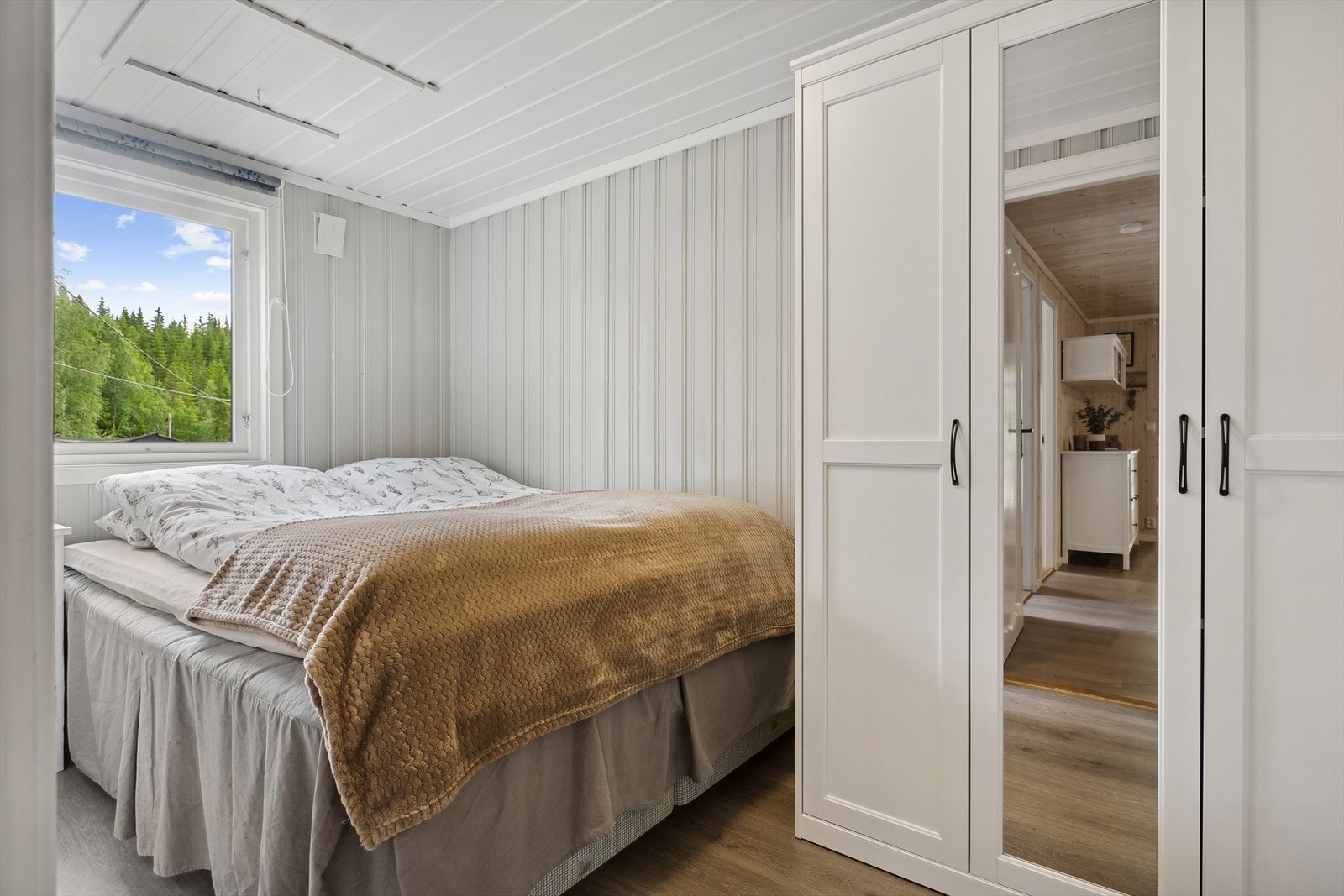 Det er tre soverom i hytta. Hovedsoverom er i dag innredet med dobbeltseng og skapløsning. Galleribilde