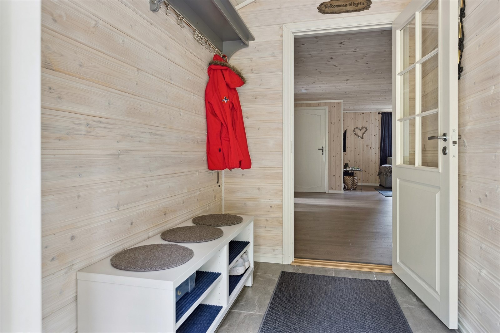 Du ønskes velkommen inn i entréen med oppbevaringsløsninger som skohyller og knaggrekker. Galleribilde