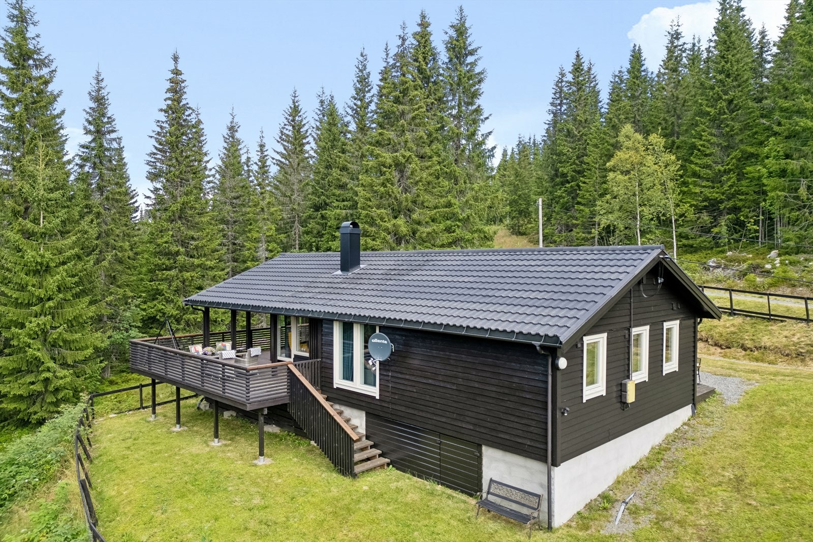 Trapp fra terrasse til plen og uteområde. Galleribilde