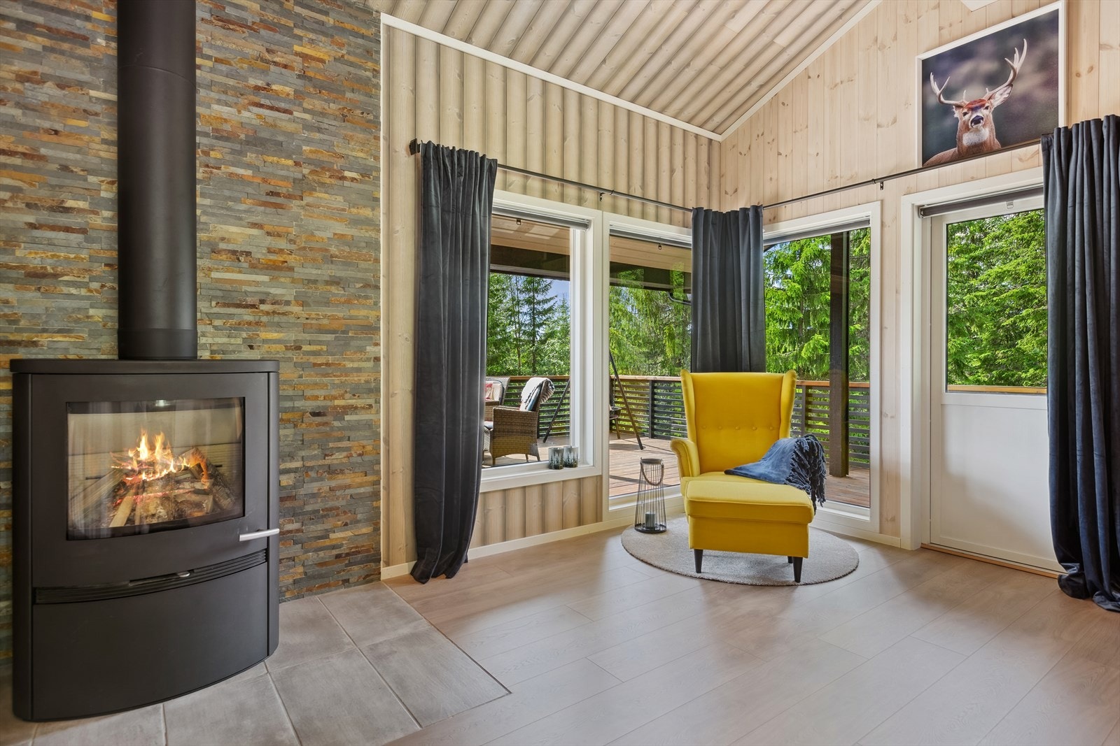 Stuen er lys og innbydende med gode møbleringsmuligheter i flere soner. Galleribilde